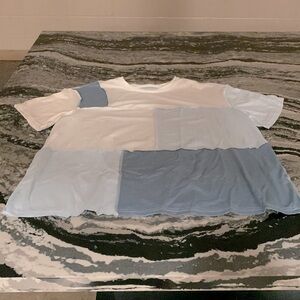 A 2 XL. Women’s short sleeved T-Shirt